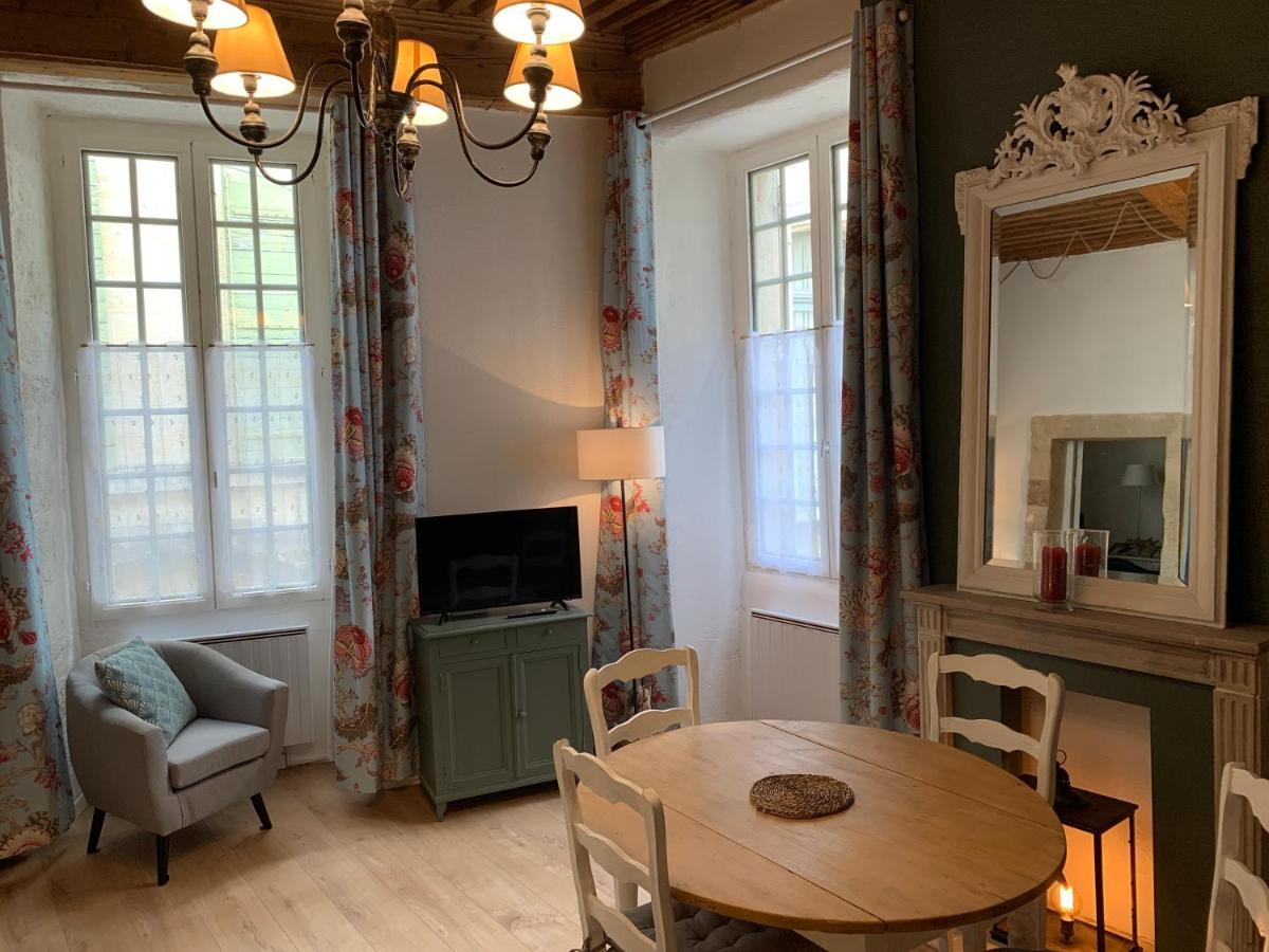 Appartement De Charme Dans Le Coeur Historique D'ユゼ エクステリア 写真