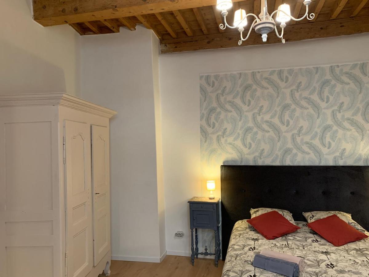 Appartement De Charme Dans Le Coeur Historique D'ユゼ エクステリア 写真
