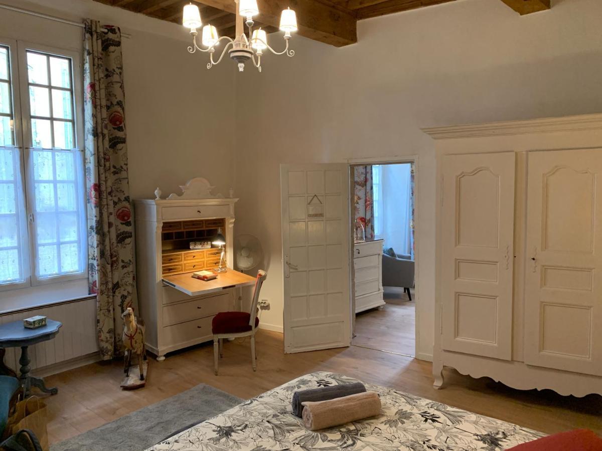 Appartement De Charme Dans Le Coeur Historique D'ユゼ エクステリア 写真